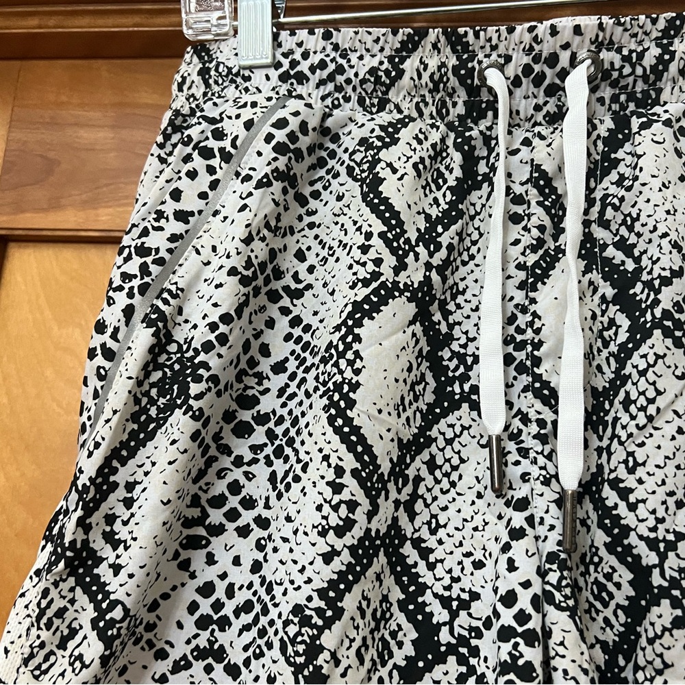 Balance Athletica Vitality Men’s Athletic Shorts Size Small Snake Print - Picture 2 of 7